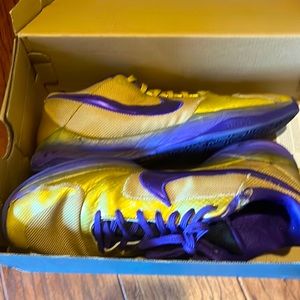 Kobe 5 ‘Hall of Fame’ basketball shoes. They do have minor wear and tear